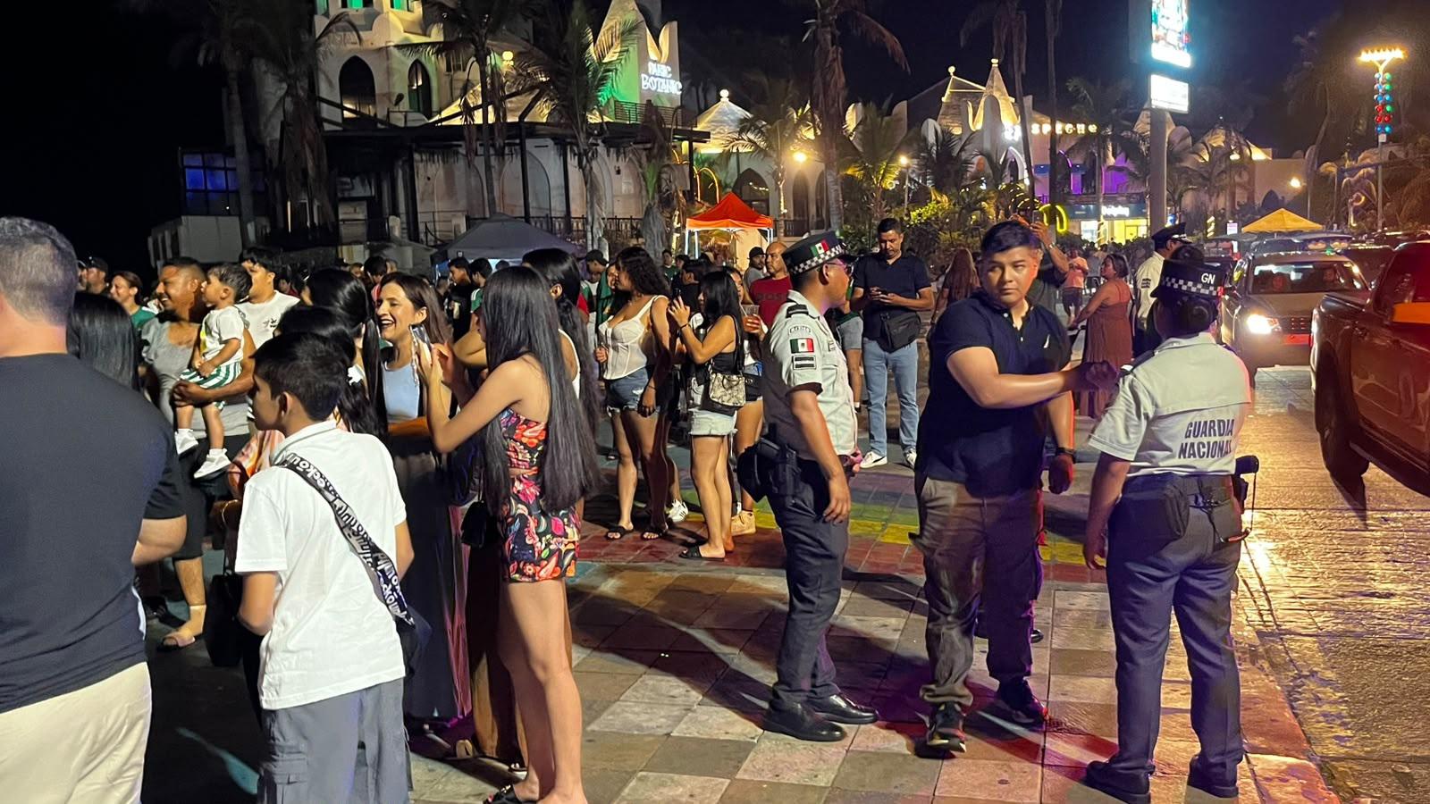 $!Pese a la eliminación del ‘Tricolor’, afición mantiene la fiesta en las Letras de Mazatlán