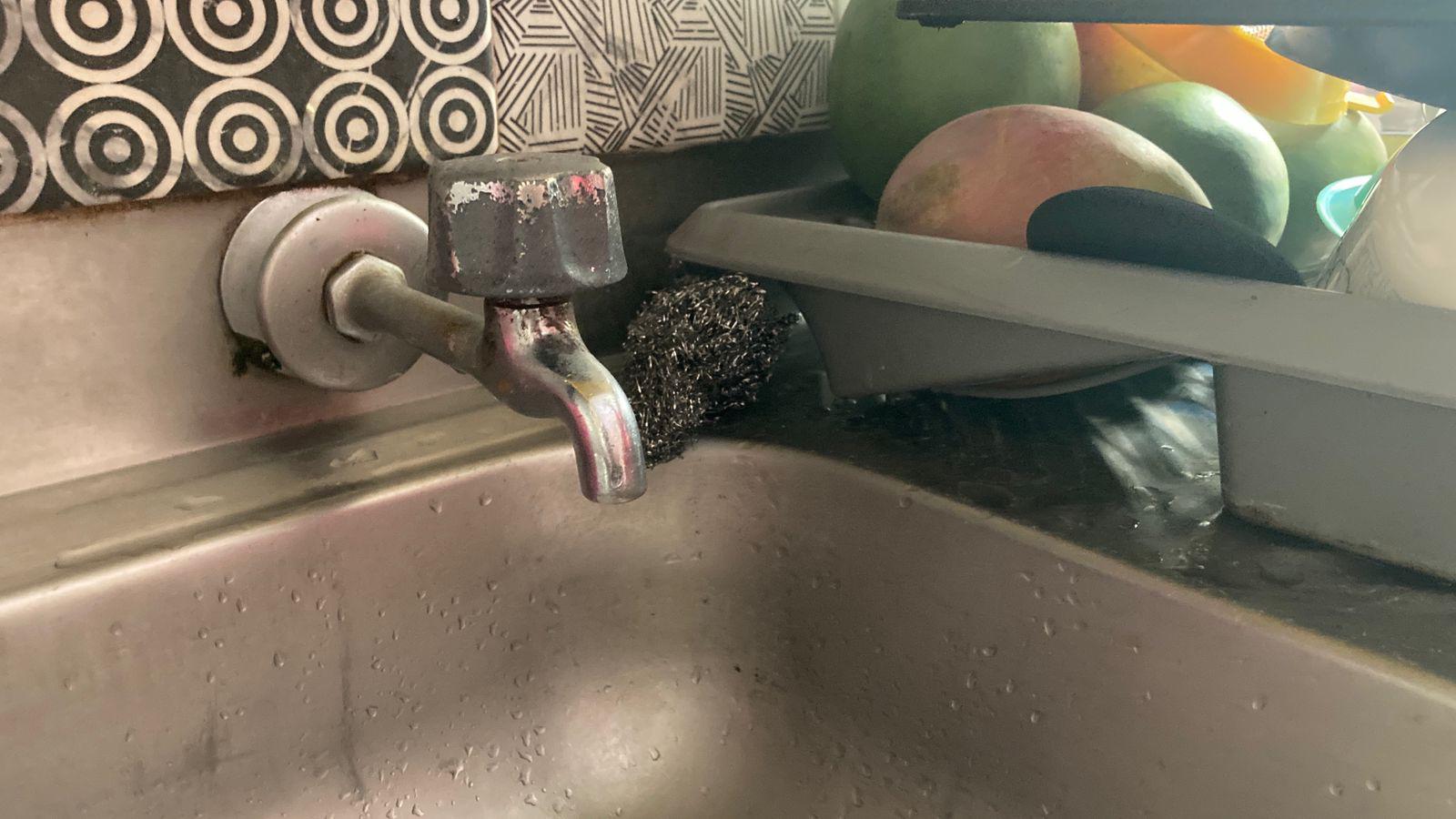 $!Denuncian vecinos de Villa Florida, en Mazatlán, constantes cortes en el suministro de agua