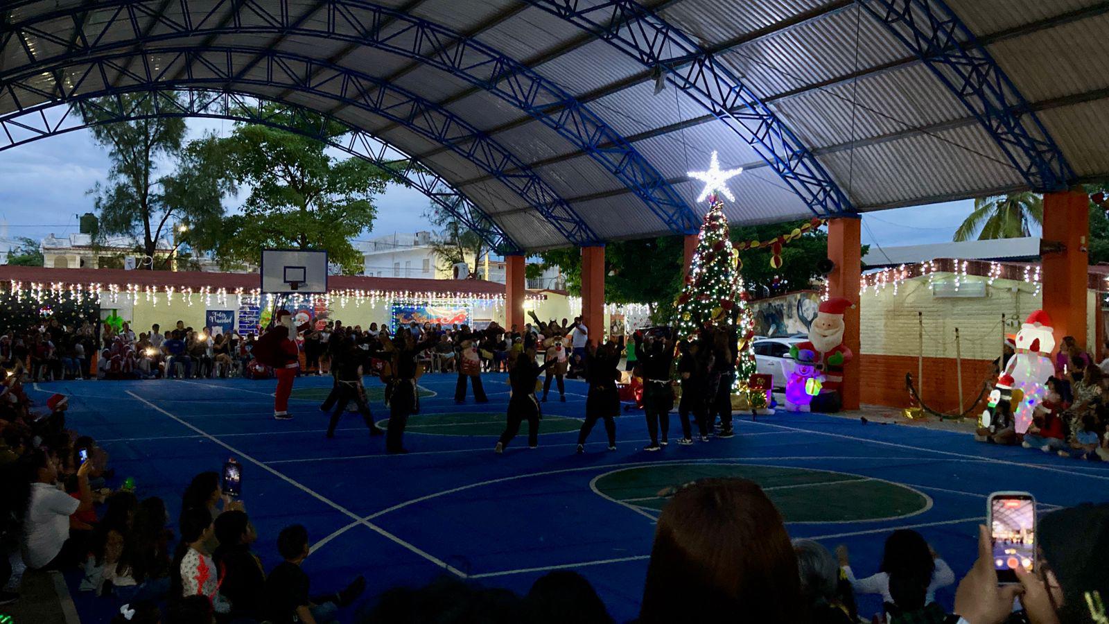 $!Encienden el espíritu navideño en la primaria Ford 31 de Villa Galaxia, en Mazatlán