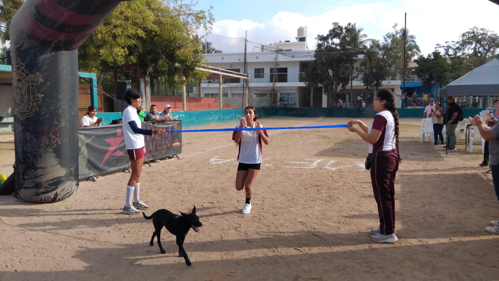 $!Carrera Deportiva ETI 88 refuerza hábitos saludables en Isla de la Piedra