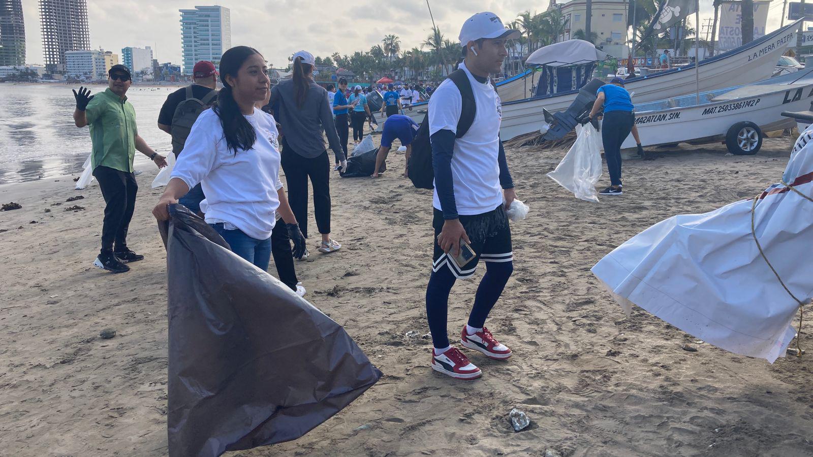 $!Brigada masiva limpia 16 kilómetros de playa, en Mazatlán