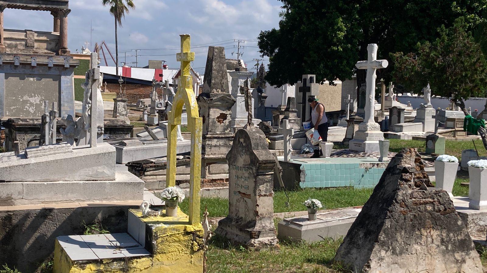 $!Registran panteones de Mazatlán buena afluencia en el Día de Todos los Santos