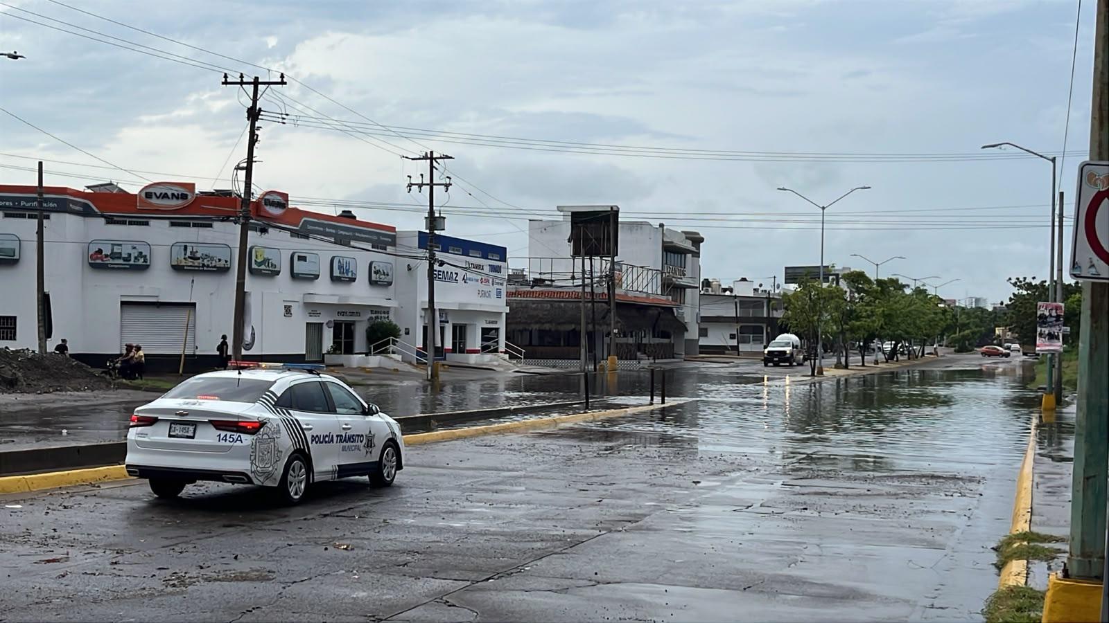 $!Lluvias vuelven a rebasar infraestructura pluvial dejando inundaciones y afectaciones en distintas zonas de Mazatlán