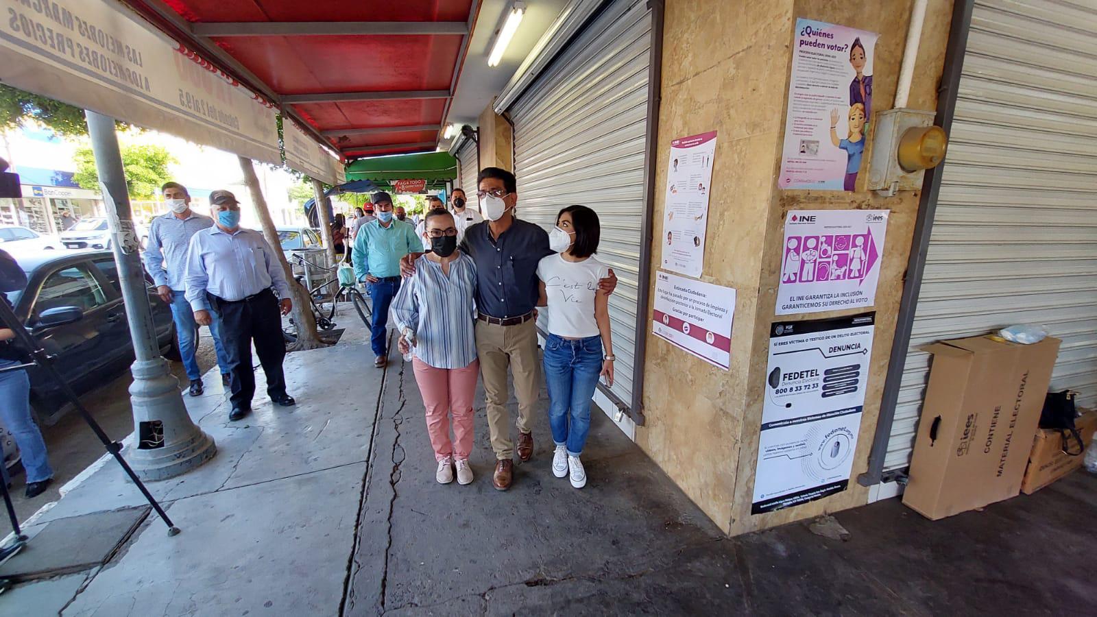 $!En Guasave, Martín Ahumada ejerce su voto; llama a la ciudadanía a salir a emitir su sufragio