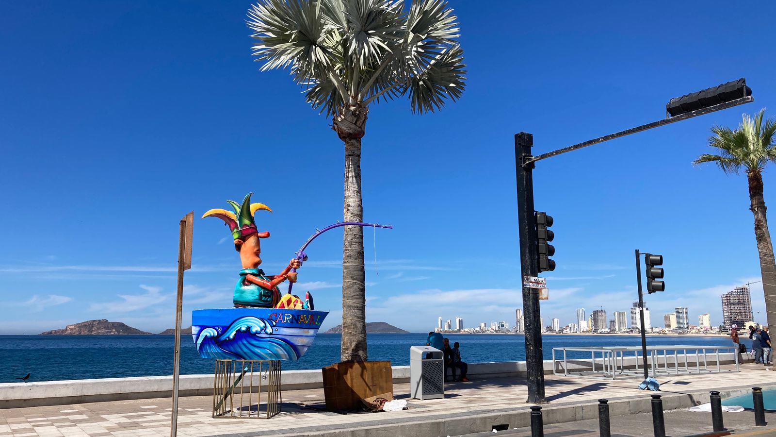 $!Con su llegada al malecón, los monigotes ‘anuncian’ que el Carnaval está cerca