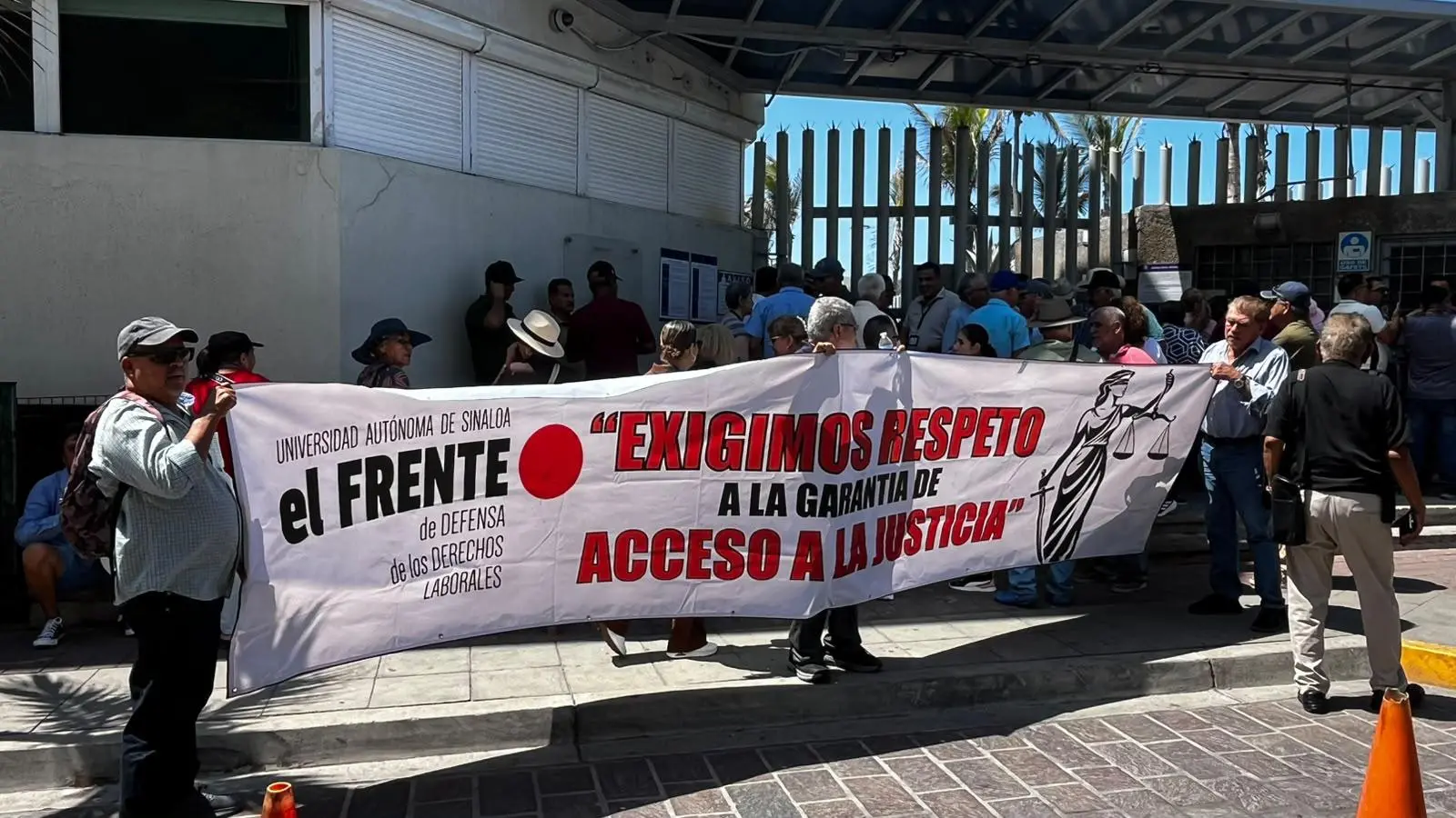 $!Jubilados de la UAS acuden al Poder Judicial para exigir resolución de amparos contra descuentos por reingeniería financiera