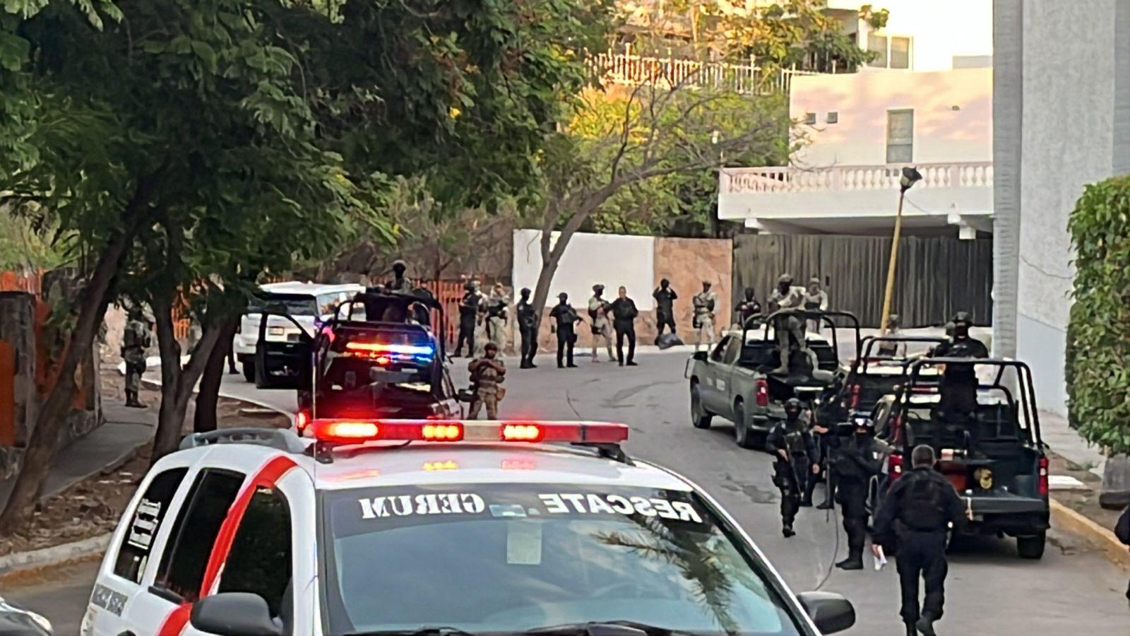 $!Asesinan a un hombre y hieren a otro de bala afuera de un centro comercial de Culiacán