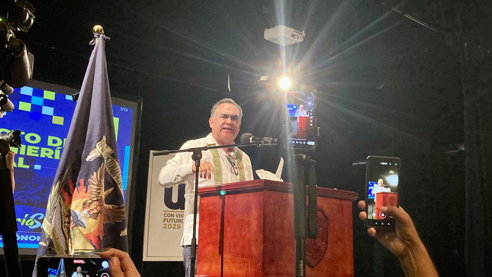 $!Entre protestas y elogios presenta Jesús Madueña en Mazatlán propuesta de reingeniería financiera en la UAS