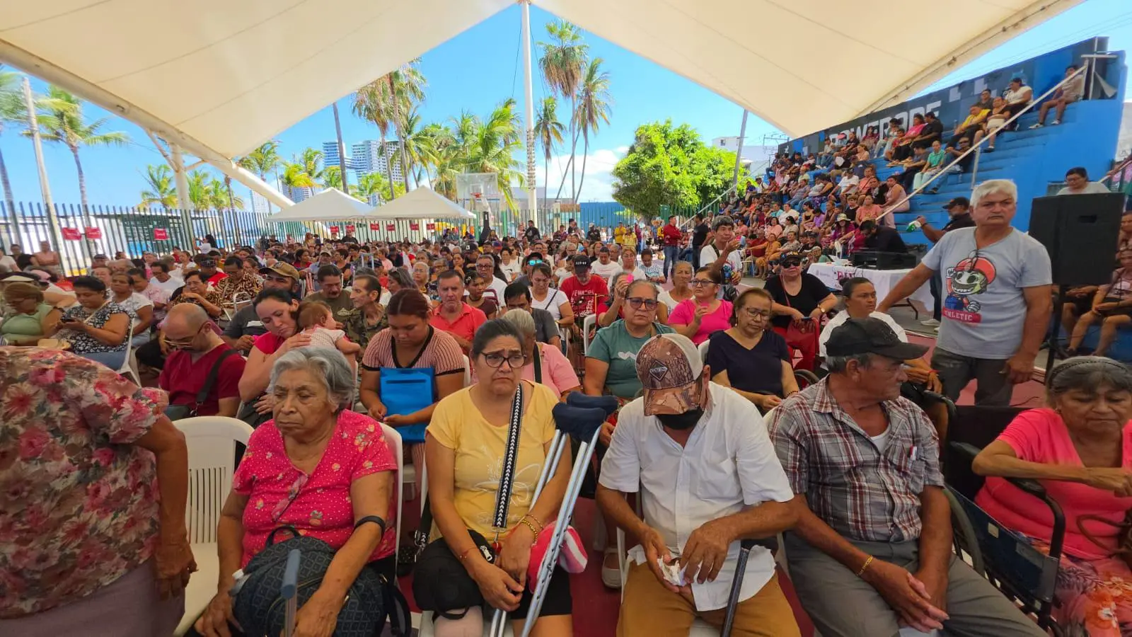 $!DIF Mazatlán reparte despensas a mil 648 personas de la zona urbana y rural