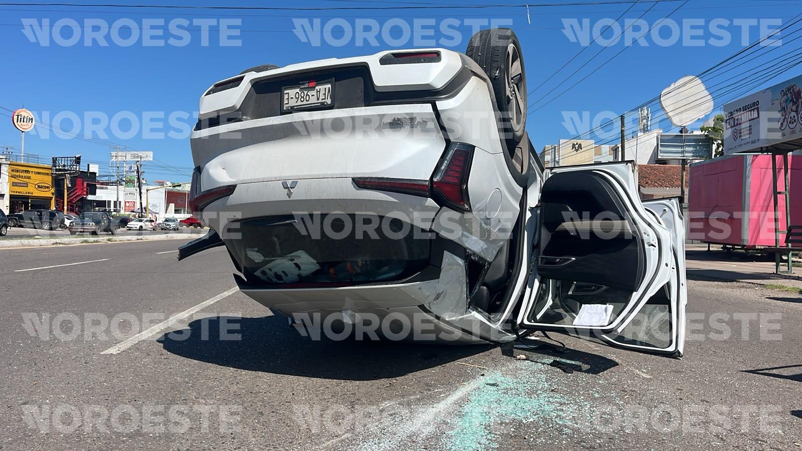 $!Chocan dos vehículos y uno vuelca en el sector Abastos de Culiacán