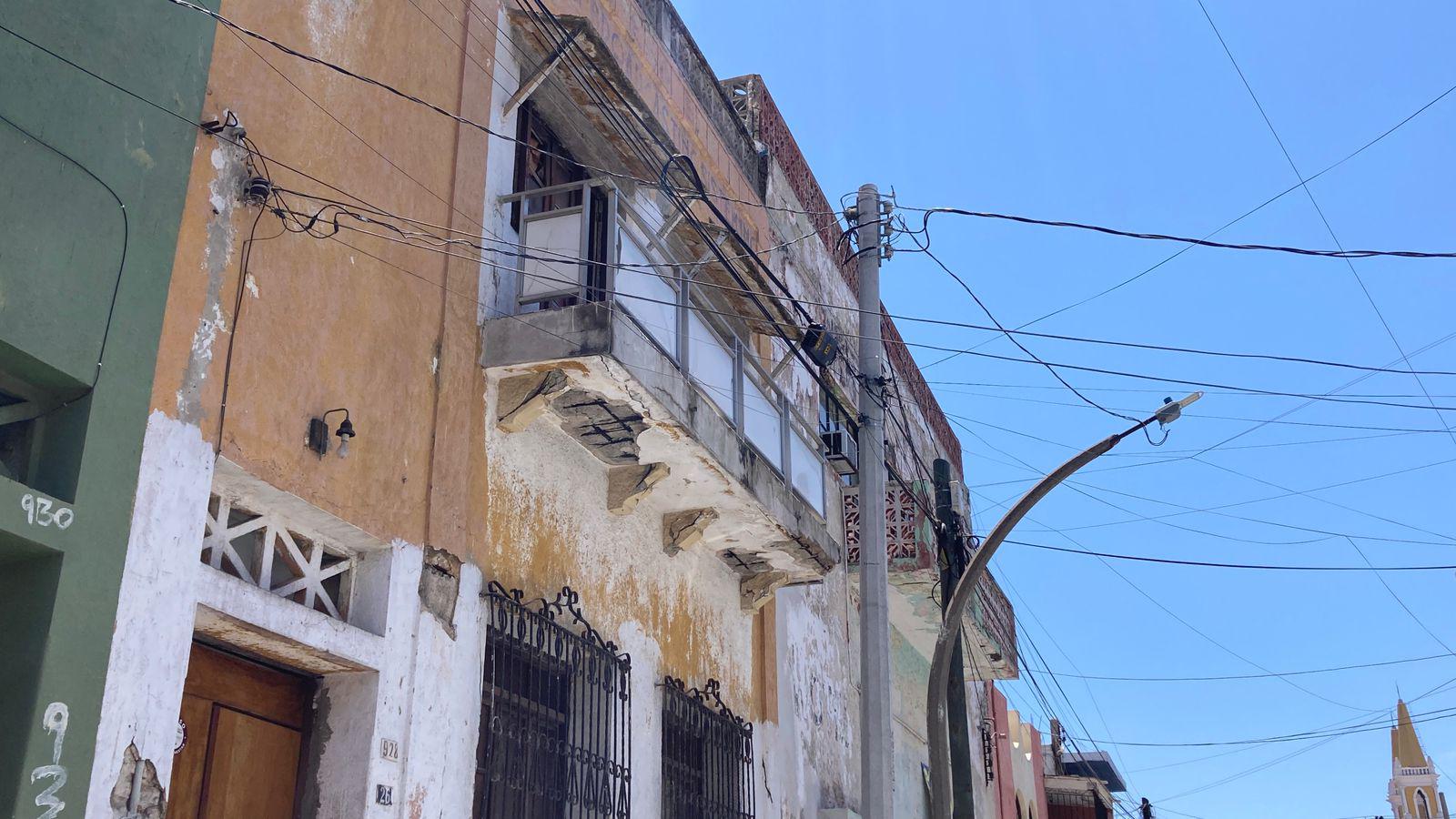 $!Marquesinas viejas y en mal estado invaden las calles del Centro de Mazatlán
