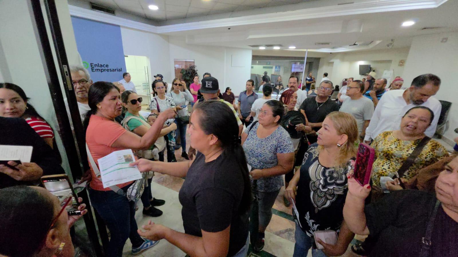 $!Protestan por altos cobros en la CFE Mazatlán