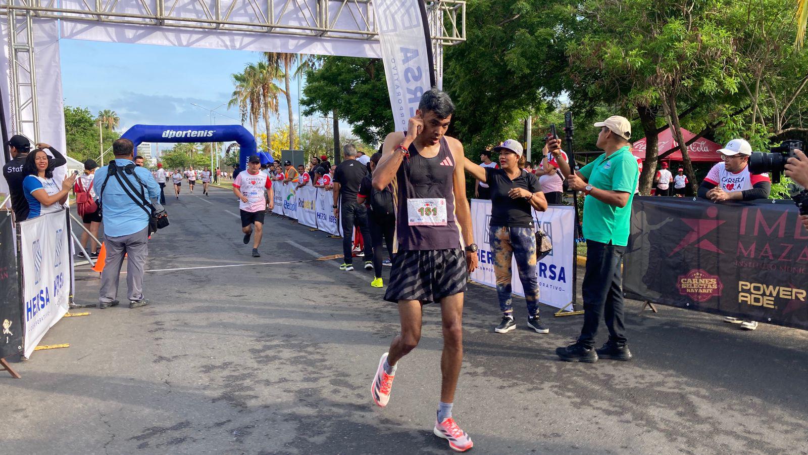 $!Jesús Labrador y Aragetze Nava triunfan en la primera Carrera Roja en Mazatlán