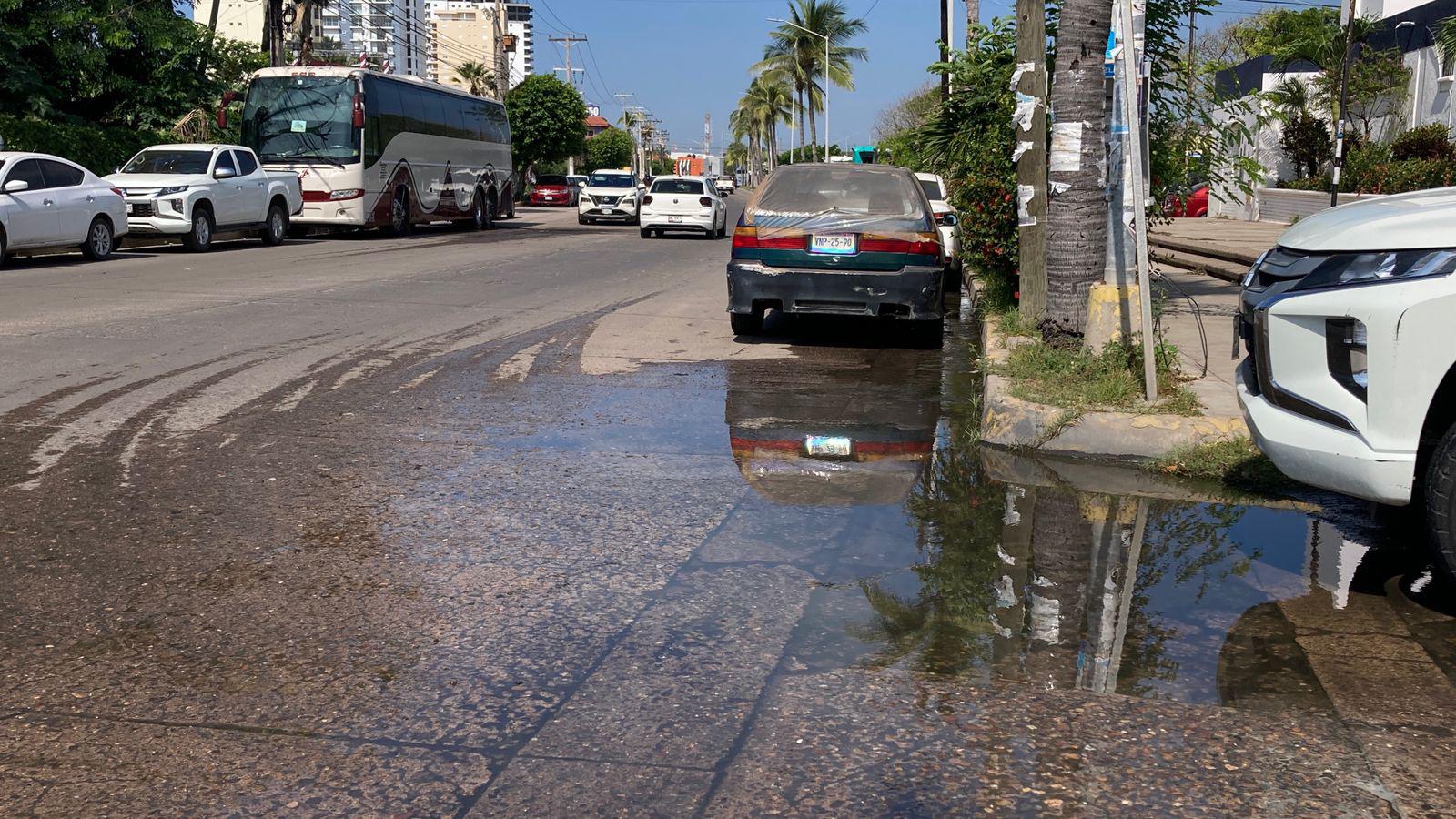 $!Fugas de agua potable invaden varias zonas de Mazatlán