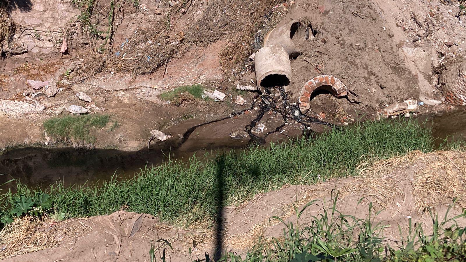 $!Aparece nuevo derrame de aguas negras en el arroyo Jabalines sobre avenida Juan Pablo II, en Mazatlán