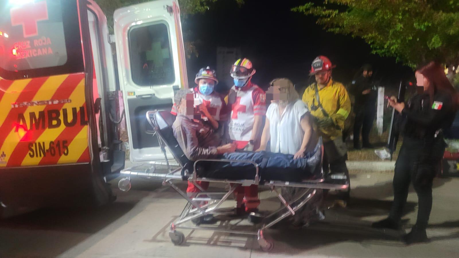 $!En Mazatlán auto vuelca en el Libramiento II y deja tres lesionados