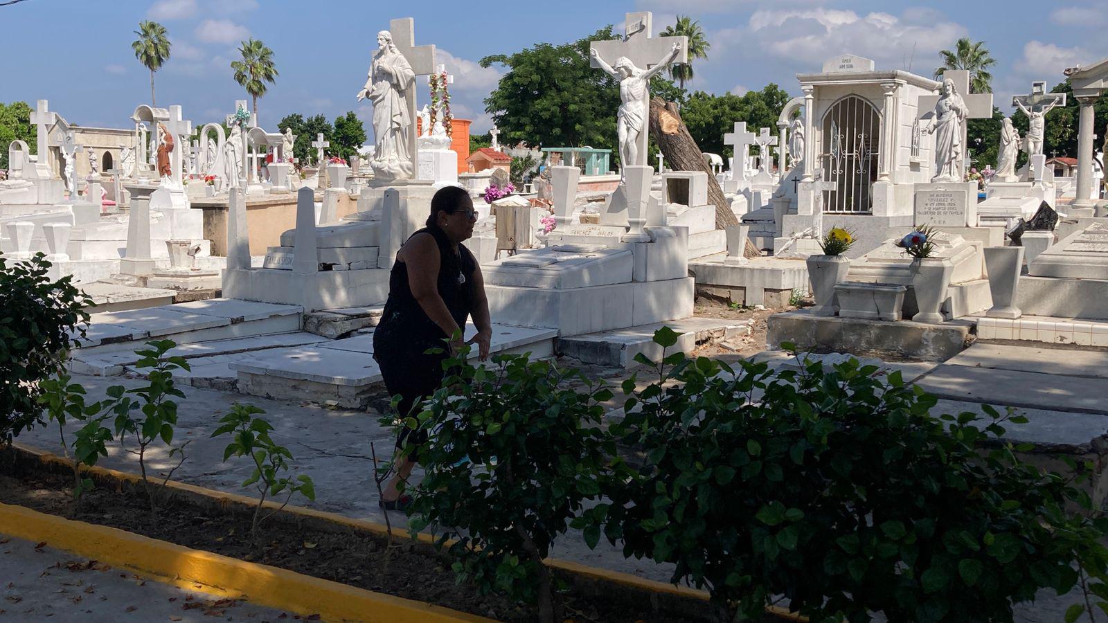 $!Mazatlán alista panteones para recibir a miles por Día de Muertos