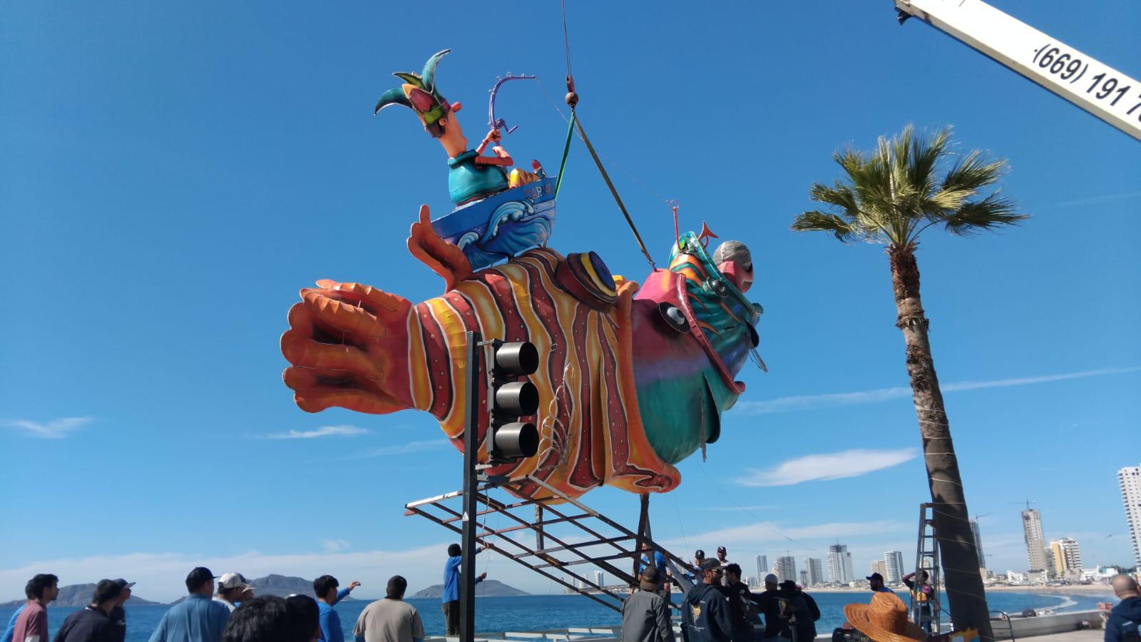 $!Con su llegada al malecón, los monigotes ‘anuncian’ que el Carnaval está cerca