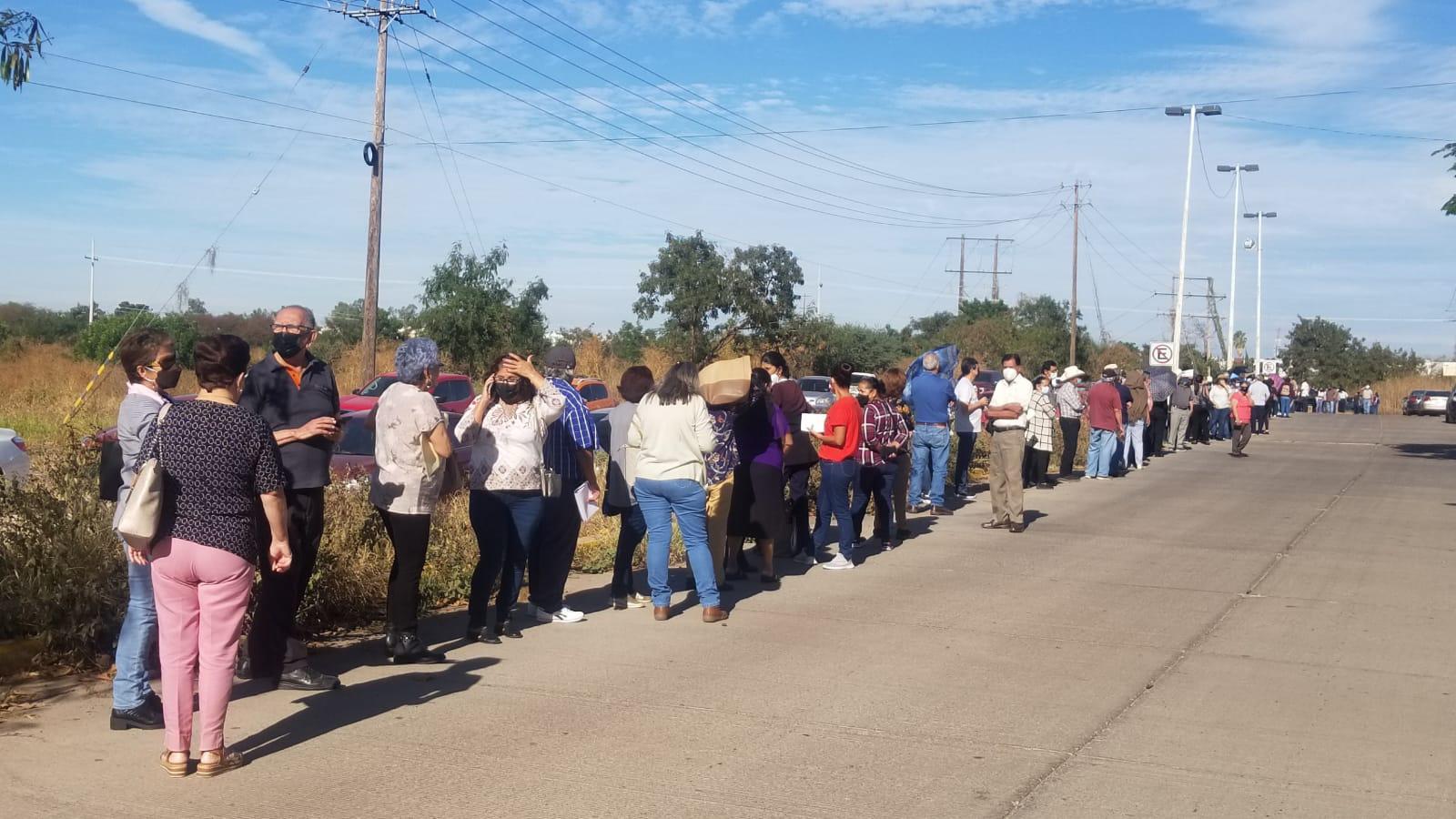 $!Se alarga un kilómetro fila de vacunación contra el Covid para adultos mayores en Culiacán