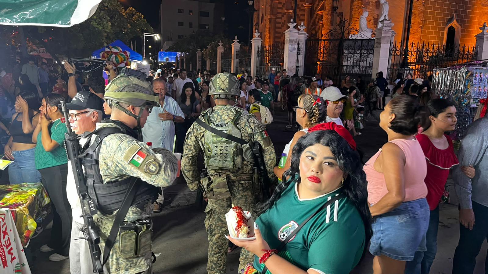 $!Cientos de personas acompañan a Alcaldesa de Mazatlán durante el Grito de Independencia