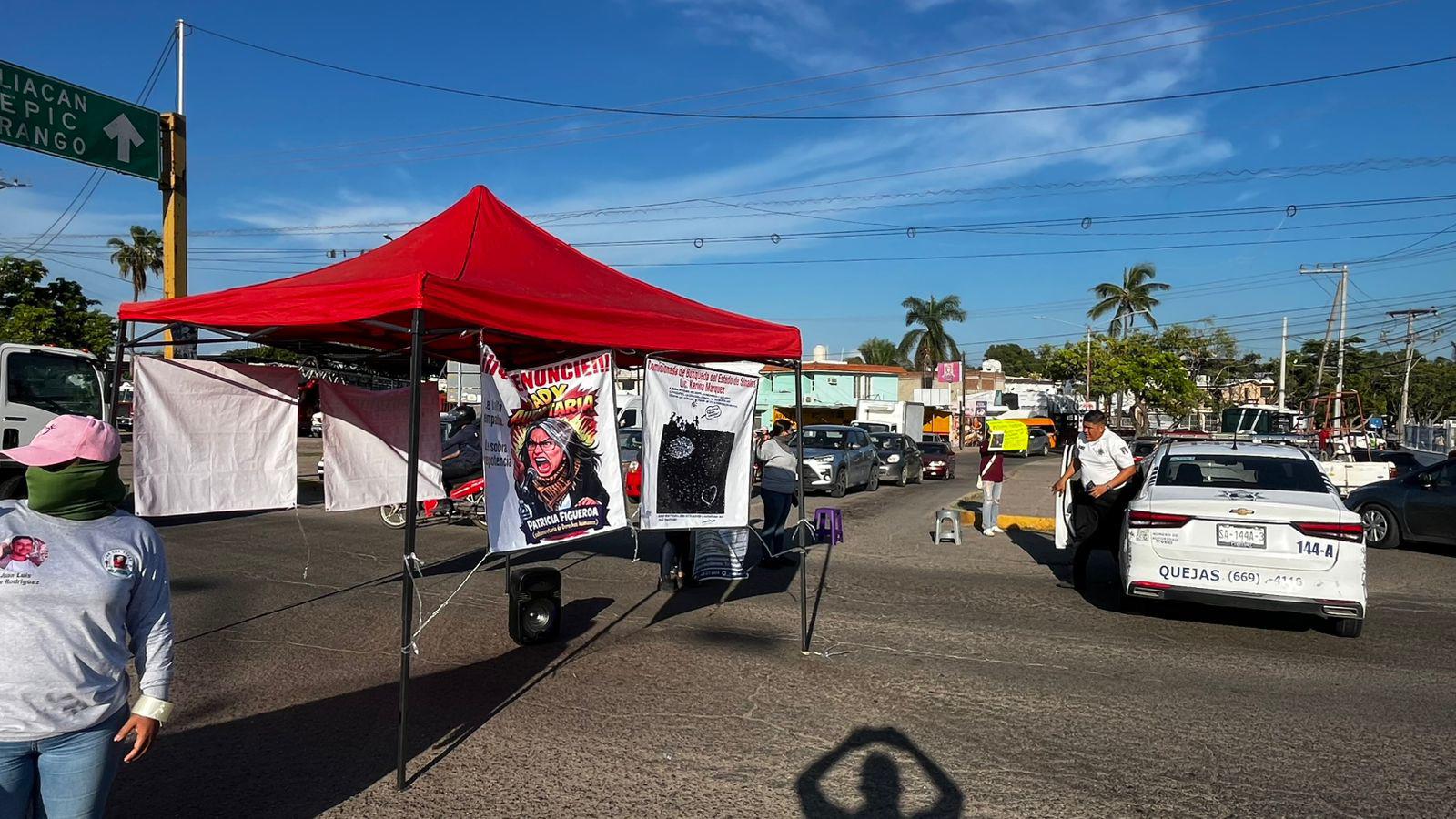 $!Madres buscadoras endurecen protesta y bloquean el cruce vial del Issste en Mazatlán