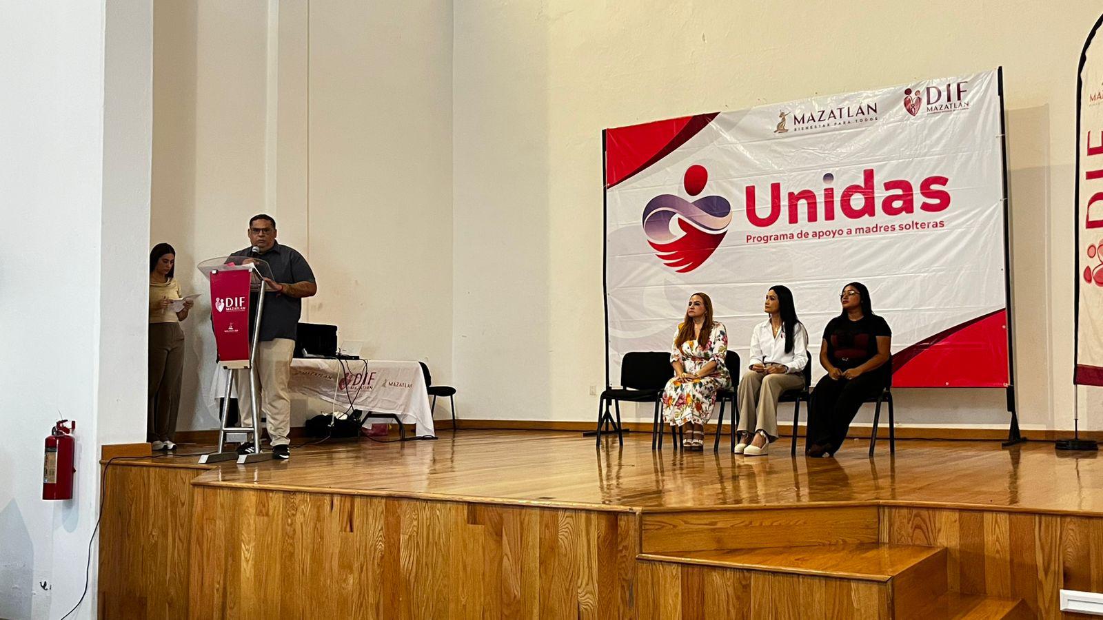 $!Entregan apoyos del programa Unidas a 200 madres solteras en Mazatlán