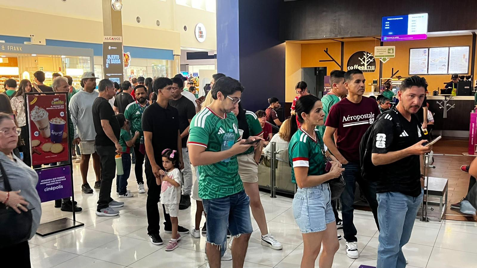 $!En Mazatlán, se suman aficionados a la pasión por el futbol desde las salas de cine