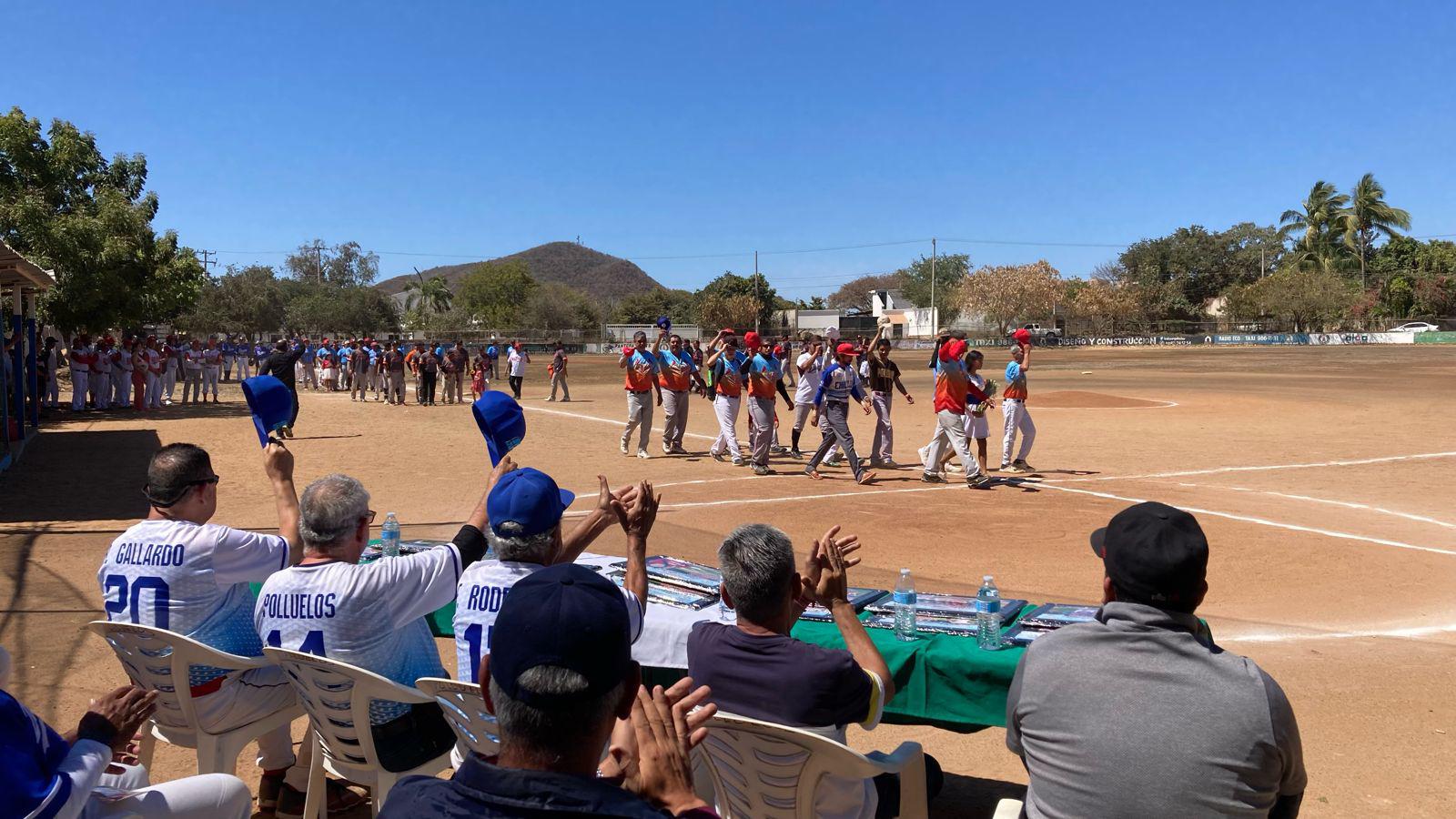 $!Homenajean a Carlos Zamora y Belizario Gutiérrez en Club Polluelos