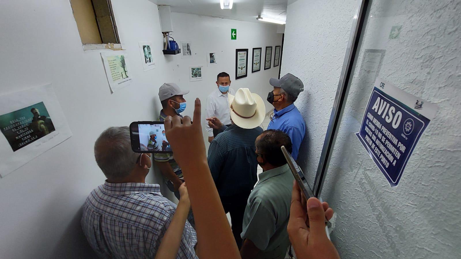 $!Habitantes de Nío ‘toman’ oficinas de CFE en Guasave ante fallas recurrentes