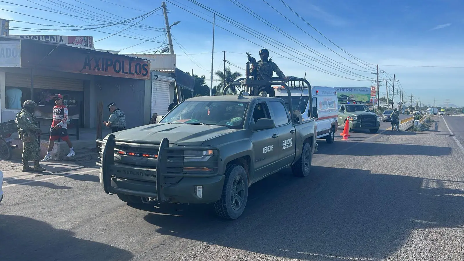 $!Ataque armado deja dos hombres sin vida, entre ellos un menor, y otro herido en una pollería del Campo El Diez, en Culiacán