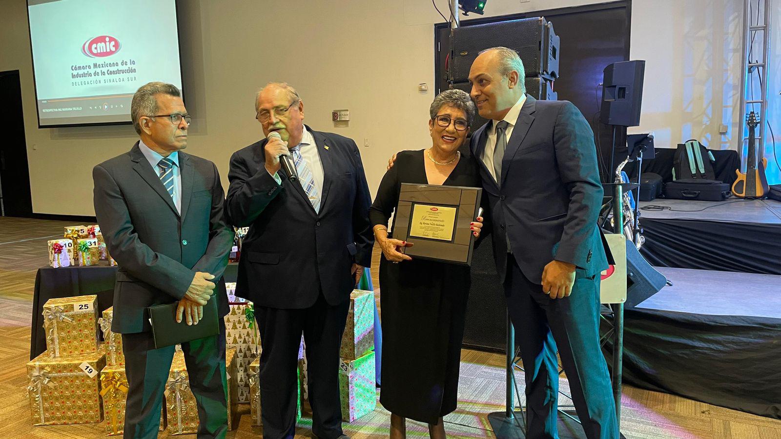 $!Reconoce CMIC Mazatlán a Mariana Trujillo por sus 42 años dentro de la Ingeniería Civil