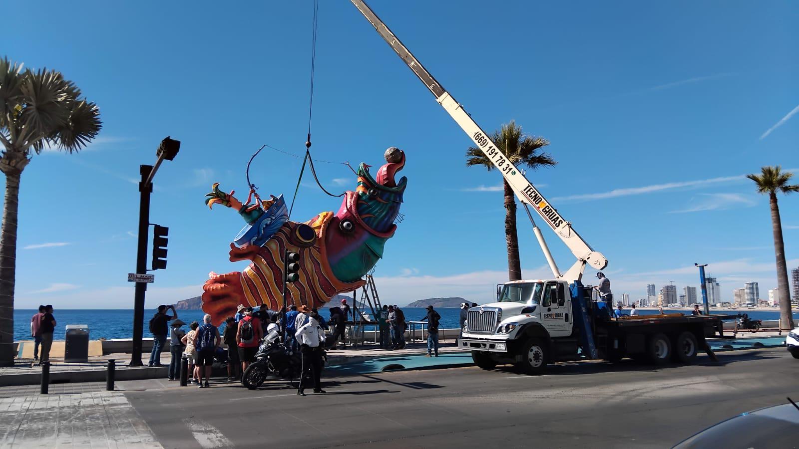 $!Con su llegada al malecón, los monigotes ‘anuncian’ que el Carnaval está cerca