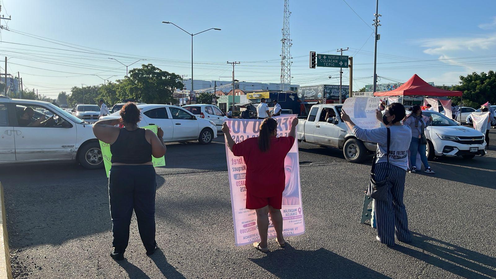 $!Madres buscadoras endurecen protesta y bloquean el cruce vial del Issste en Mazatlán