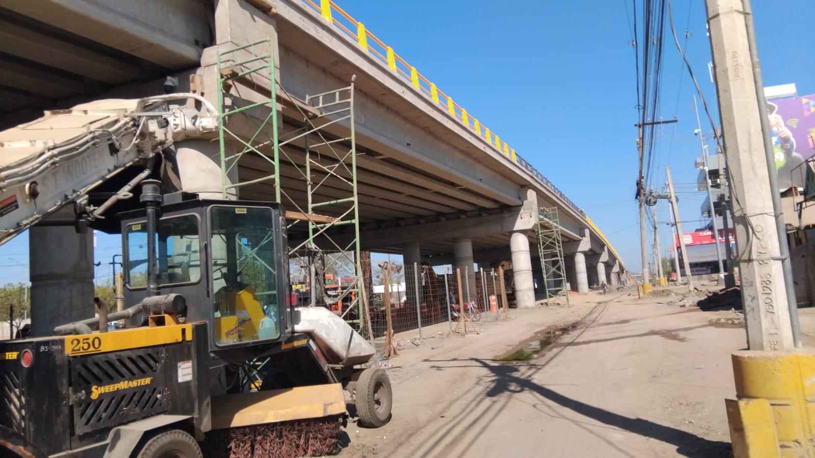 $!Apresuran apertura del puente de la Colosio, en Mazatlán, pero vecinos temen que no dejen banquetas