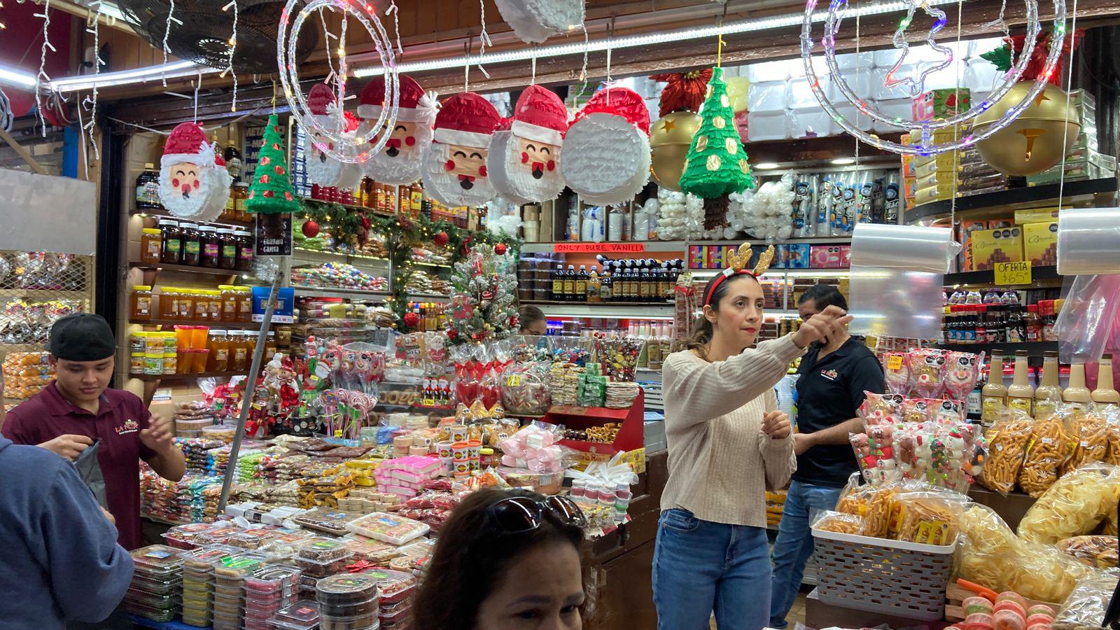 $!Dulces, piñatas, juguetes y suéteres, lo más buscando por los mazatlecos durante la Navidad