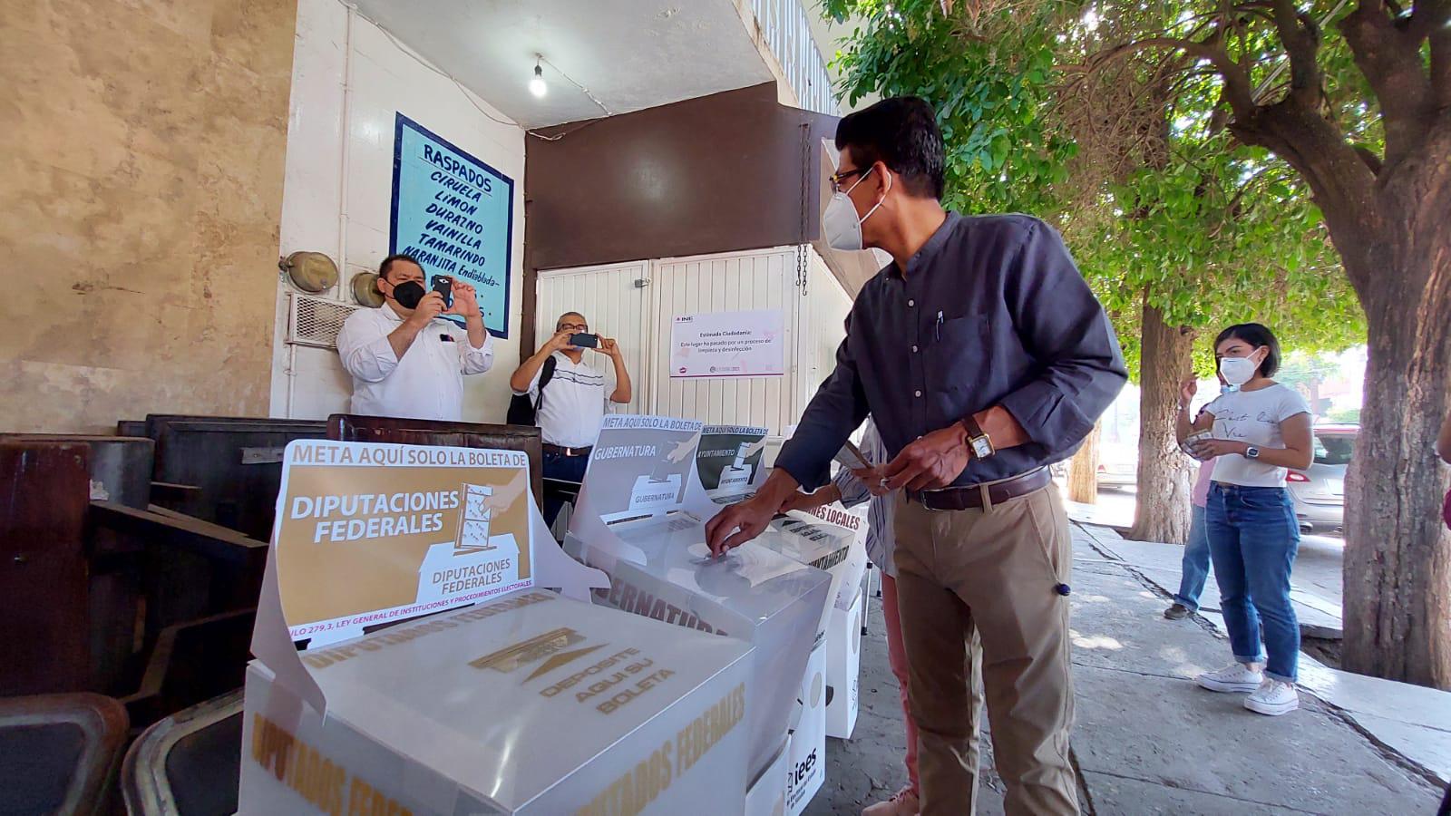 $!En Guasave, Martín Ahumada ejerce su voto; llama a la ciudadanía a salir a emitir su sufragio