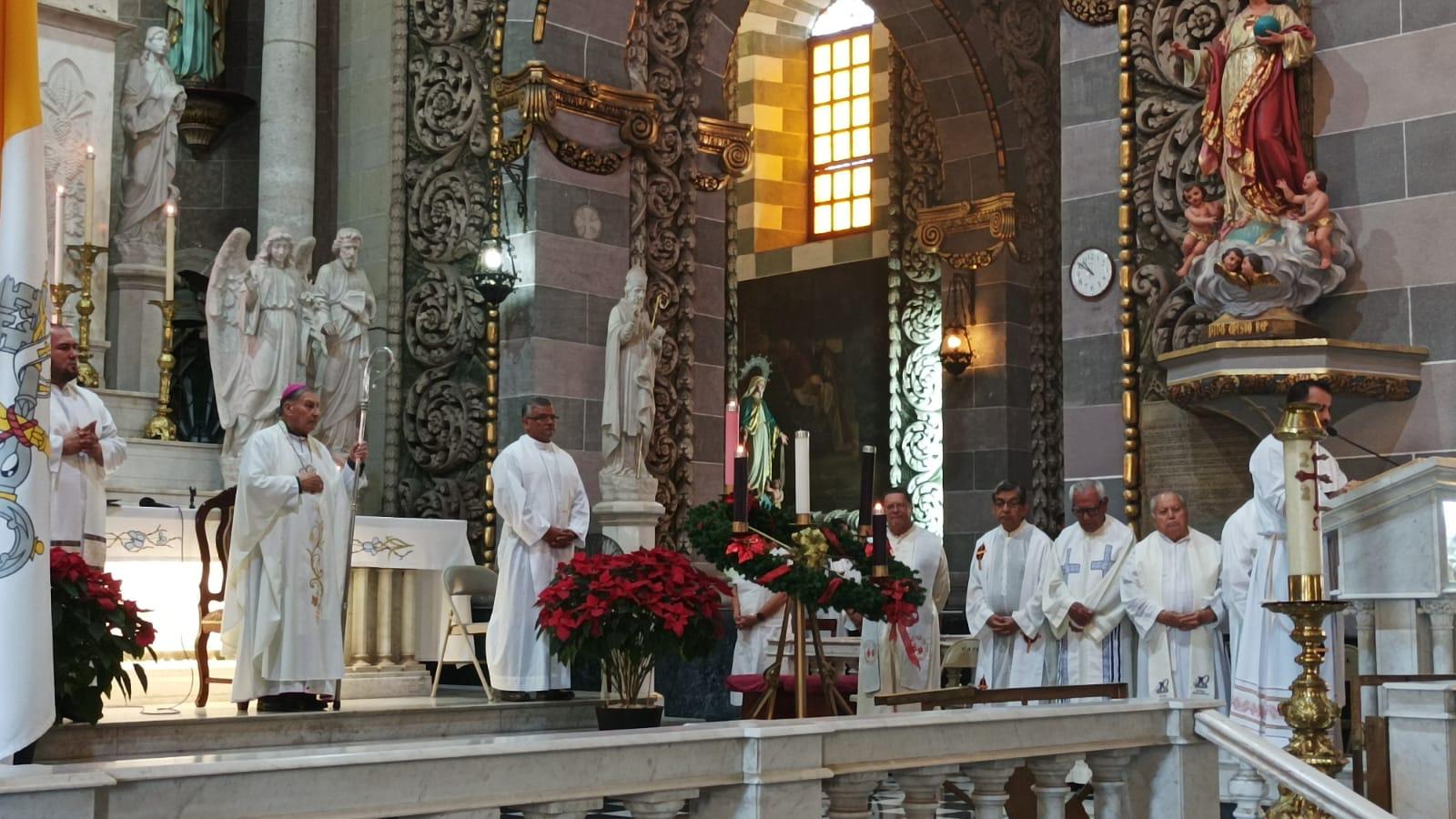 $!Despiden el cuerpo del Padre José de Jesús Aguilar en la Catedral de Mazatlán