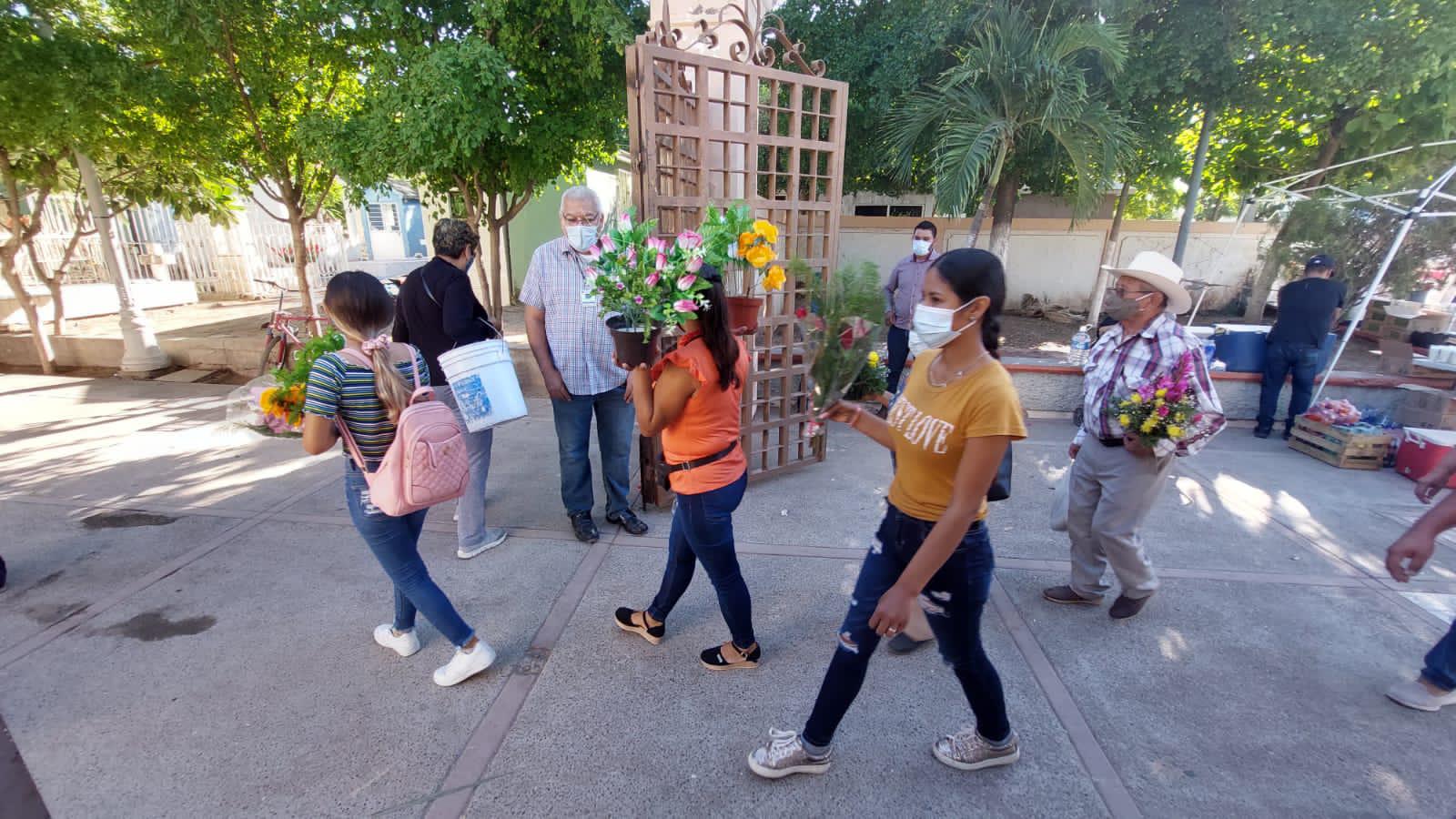 $!Visitan a sus muertos y encuentran un panteón sucio y descuidado en Guasave