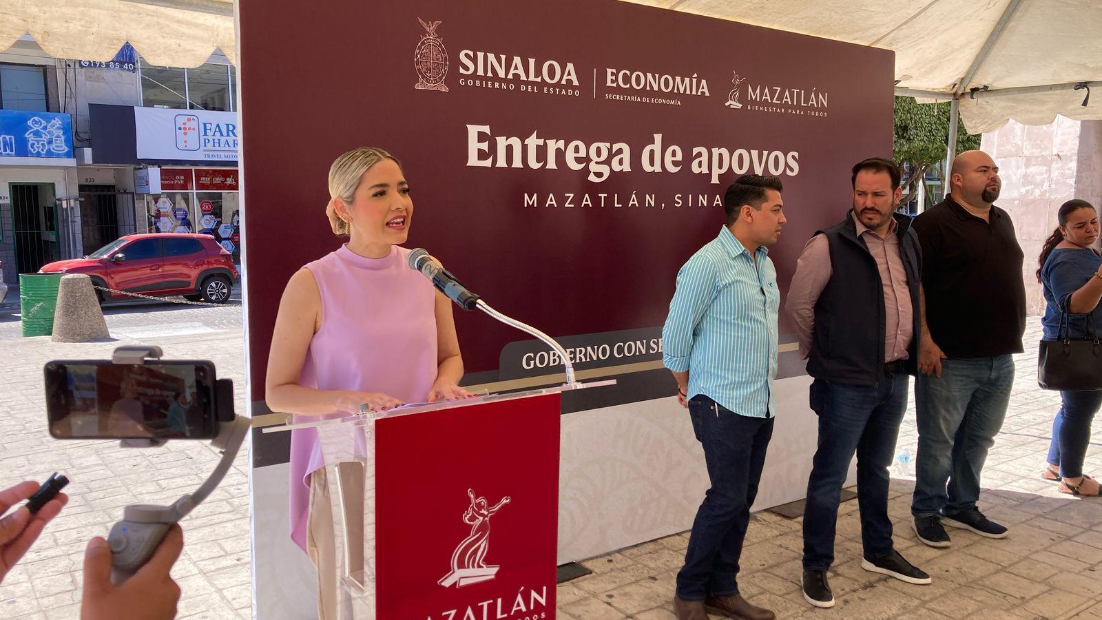 $!Vendedores de playas y pequeños comerciantes reciben apoyos económicos del gobierno del Estado