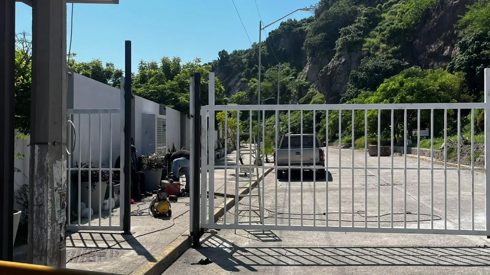 $!Bloquean con rejas la escollera del Faro de Mazatlán para evitar el paso por riesgo de desgaje