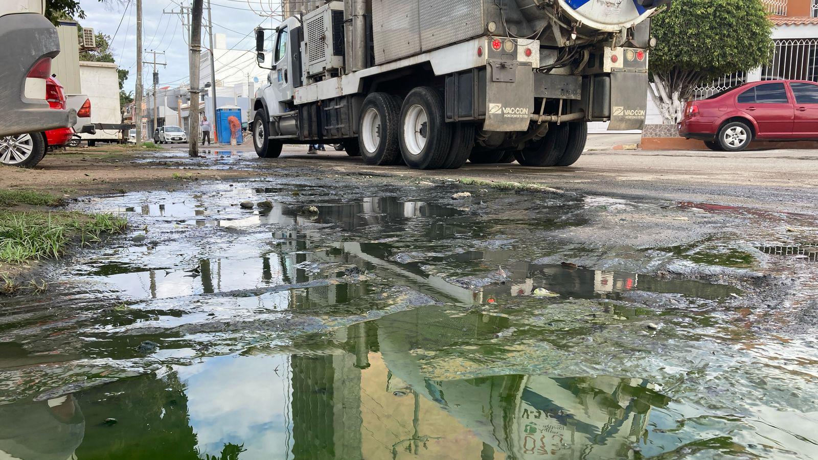 $!Atienden Jumapam y vecinos limpieza en el fraccionamiento Estadio, en Mazatlán