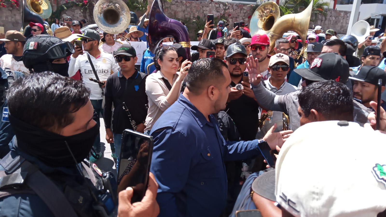 $!Se manifiestan músicos tocando y con marcha en plena zona turística