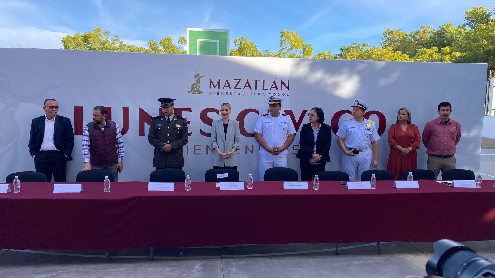 $!Se compromete Alcaldesa de Mazatlán a construir gradas en primaria de Valle Bonito