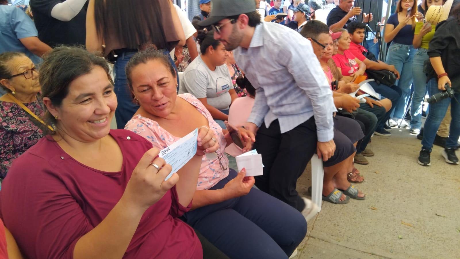 $!Reciben 179 familias mazatlecas afectadas por las lluvias apoyos económicos por parte del Gobierno Estatal