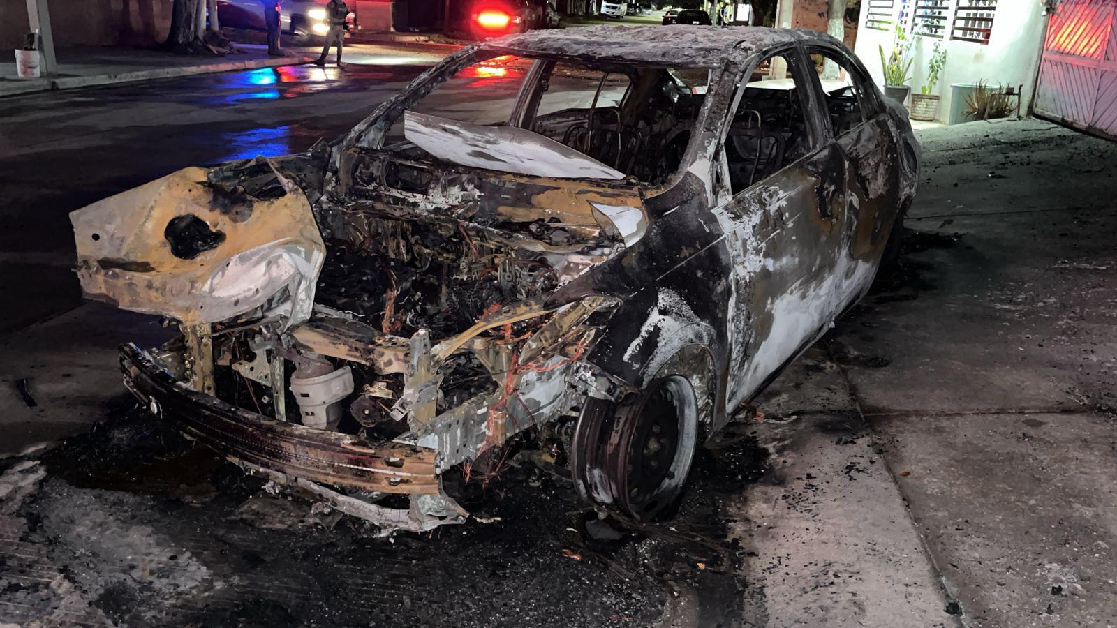 $!Vehículo queda en pérdida total tras incendiarse en la colonia Lázaro Cárdenas, en Culiacán