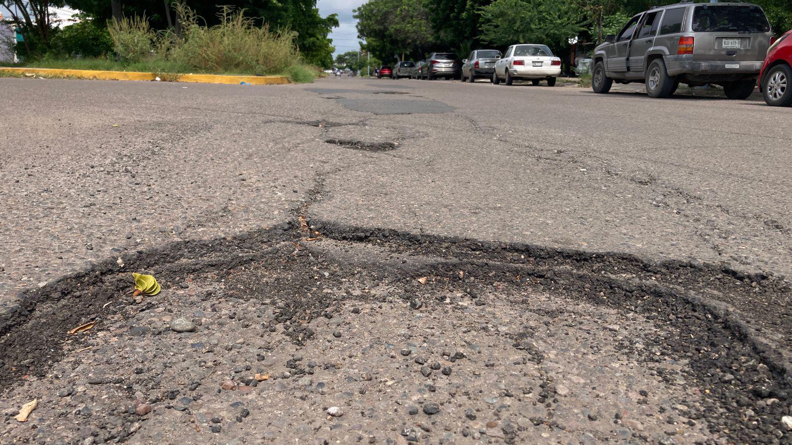 $!Presencia de baches en avenida de Los Venados, en Mazatlán, ponen en peligro a automovilistas
