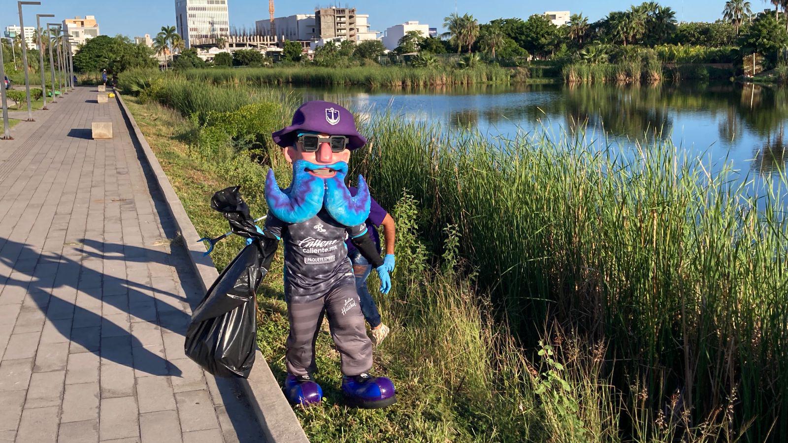 $!Realizan nueva limpieza en la Laguna del Camarón para librarla de residuos