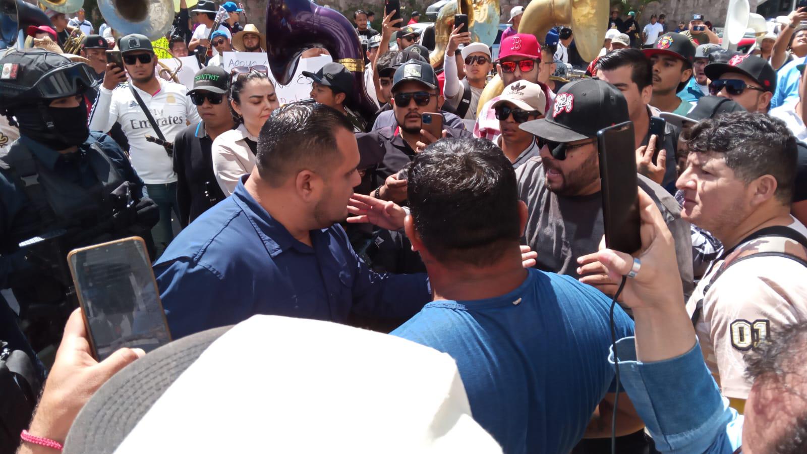 $!Se manifiestan músicos tocando y con marcha en plena zona turística