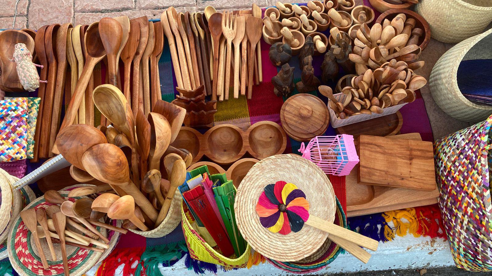 $!Cambia Alicia artesanías por útiles escolares para que sus hijos puedan seguir estudiando