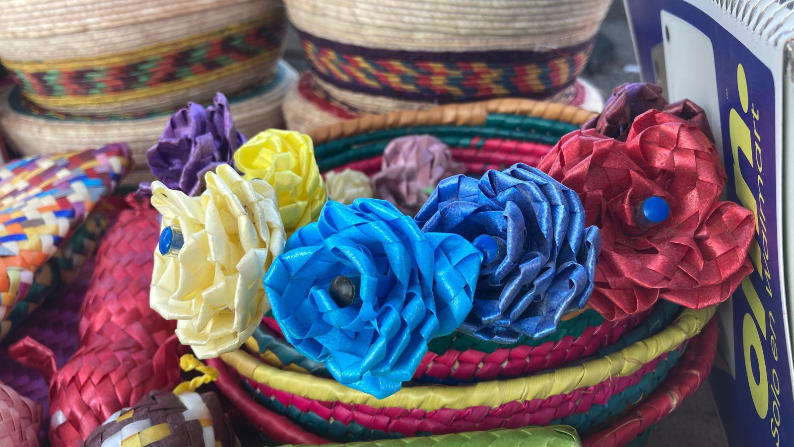 $!Cambia Alicia artesanías por útiles escolares para que sus hijos puedan seguir estudiando